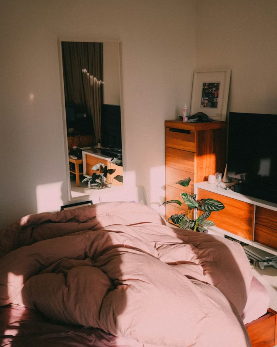 Cozy bedroom decor ideas for small apartments with warm neutral tones